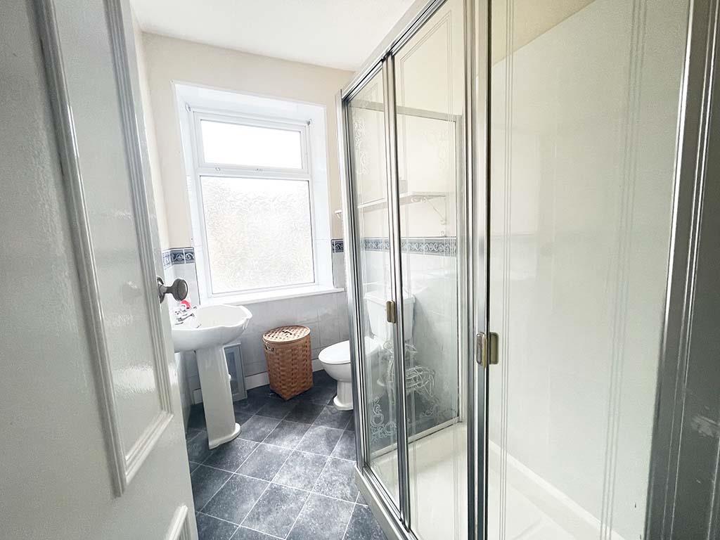 4 bedroom flat To Let in Barnoldswick - Shower Room